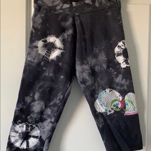NWOT Margarita Activewear Studded Supplex Tye Dye Batik Hearts Capri Pants